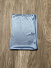 Titolo: Sciarpa "Lunara" – Eleganza satinata in tinta unita (solo lo scialle, non incluso l'abito)