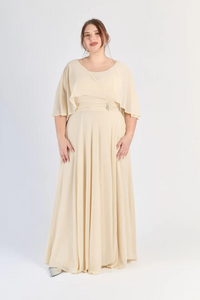 Abito “Malina” – Vestito Lungo da Cerimonia con Maniche a Mantella e Dettaglio Gioiello (Taglie comode)