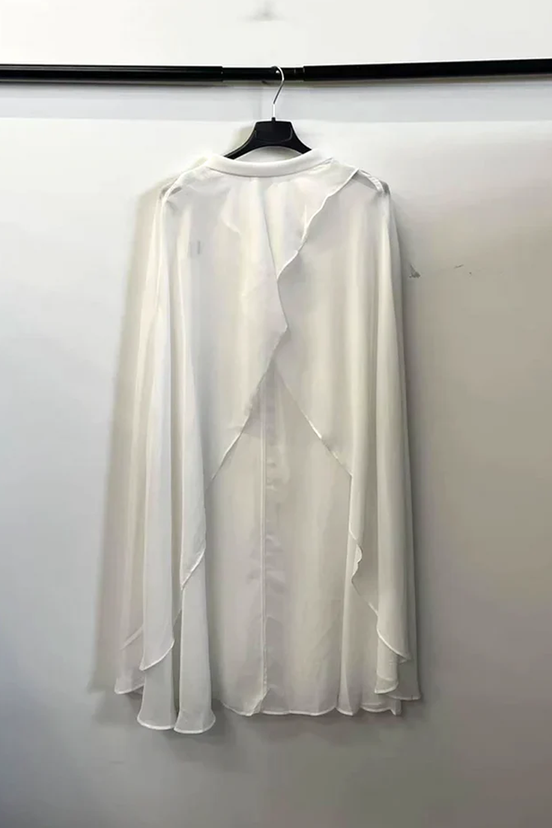 Mantella Ondulata – Eleganza Leggera “Aurelia” (solo lo scialle, non incluso l'abito)