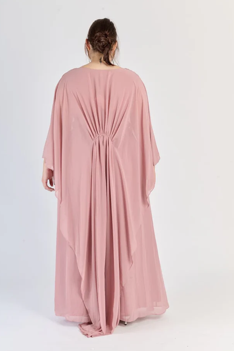 Rochie „Callista” – Rochie lungă drapată cu mâneci tip capă (Mărimi mari)
