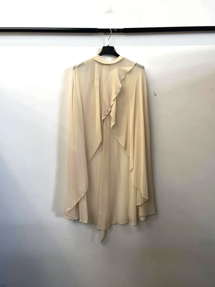 Mantella Ondulata – Eleganza Leggera “Aurelia” (solo lo scialle, non incluso l'abito)