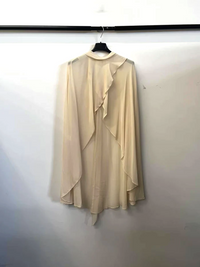 Mantella Ondulata – Eleganza Leggera “Aurelia” (solo lo scialle, non incluso l'abito)