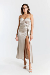 Vestito lungo in raso drappeggiato con spaccatura laterale Beatrice