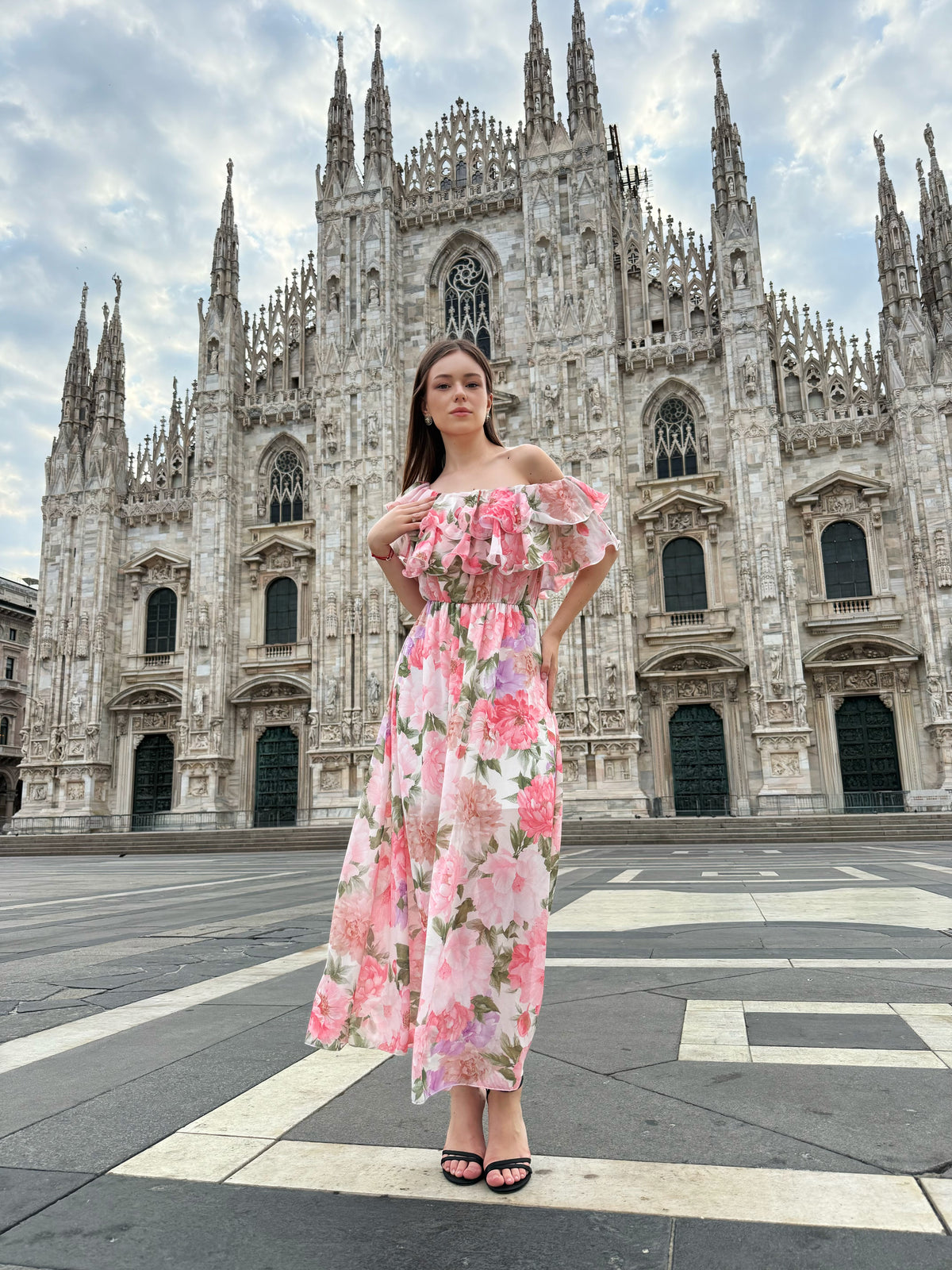 Abito “Ortensia” – Vestito Lungo a Fiori con Spalle Scoperte e Volant Romantici