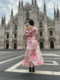 Abito “Ortensia” – Vestito Lungo a Fiori con Spalle Scoperte e Volant Romantici