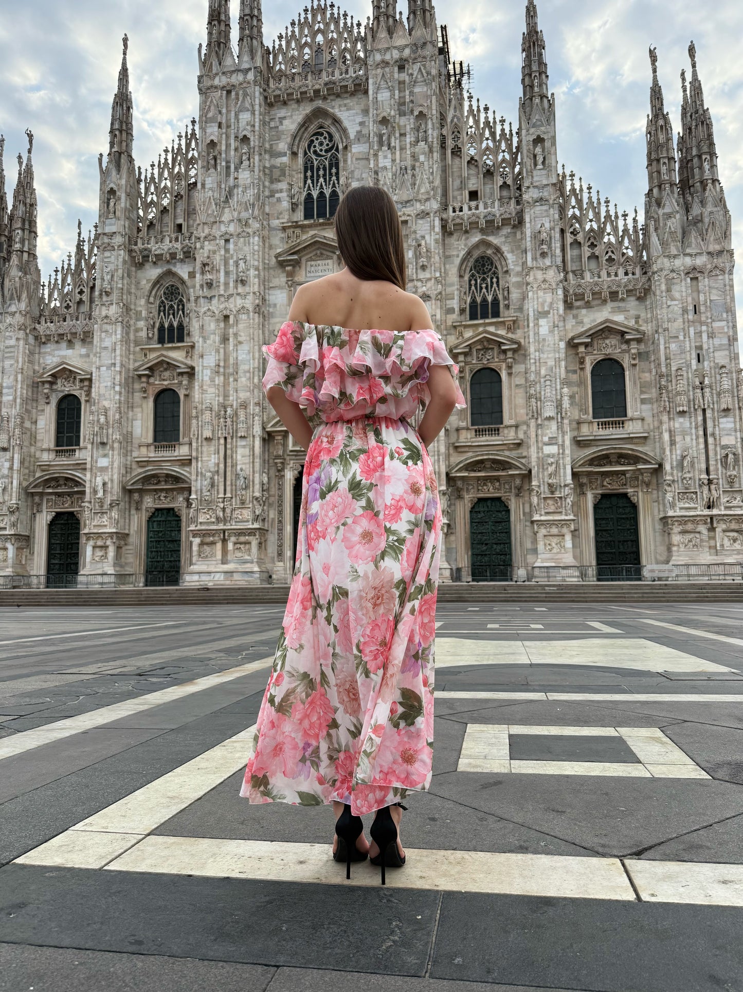 Abito “Ortensia” – Vestito Lungo a Fiori con Spalle Scoperte e Volant Romantici