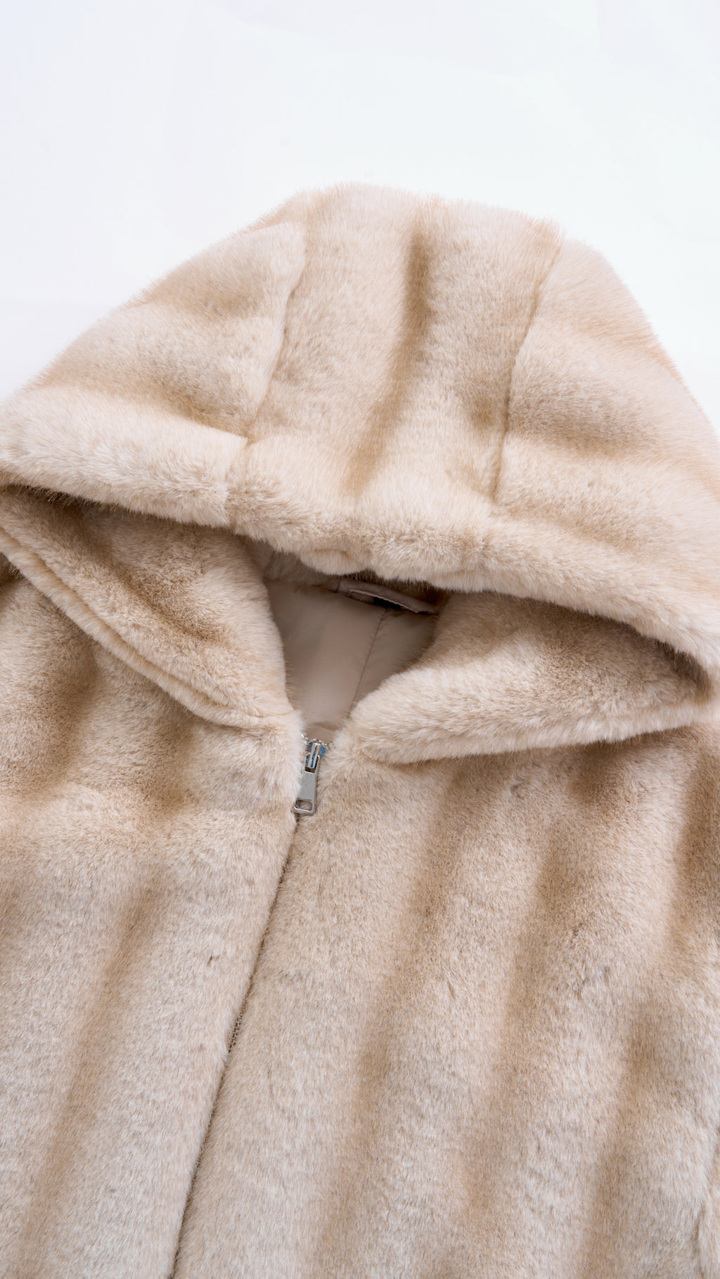 Giacca corta in pelliccia sintetica con cappuccio e zip frontale