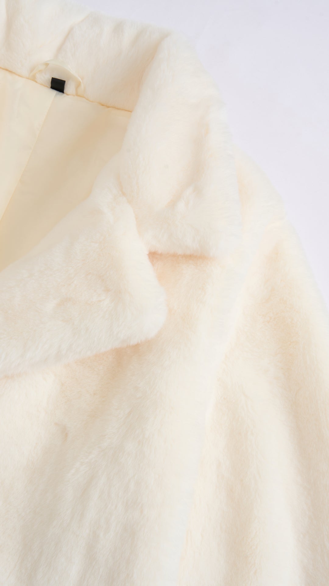 Cappotto medio in peluche sintetica con colletto a revers