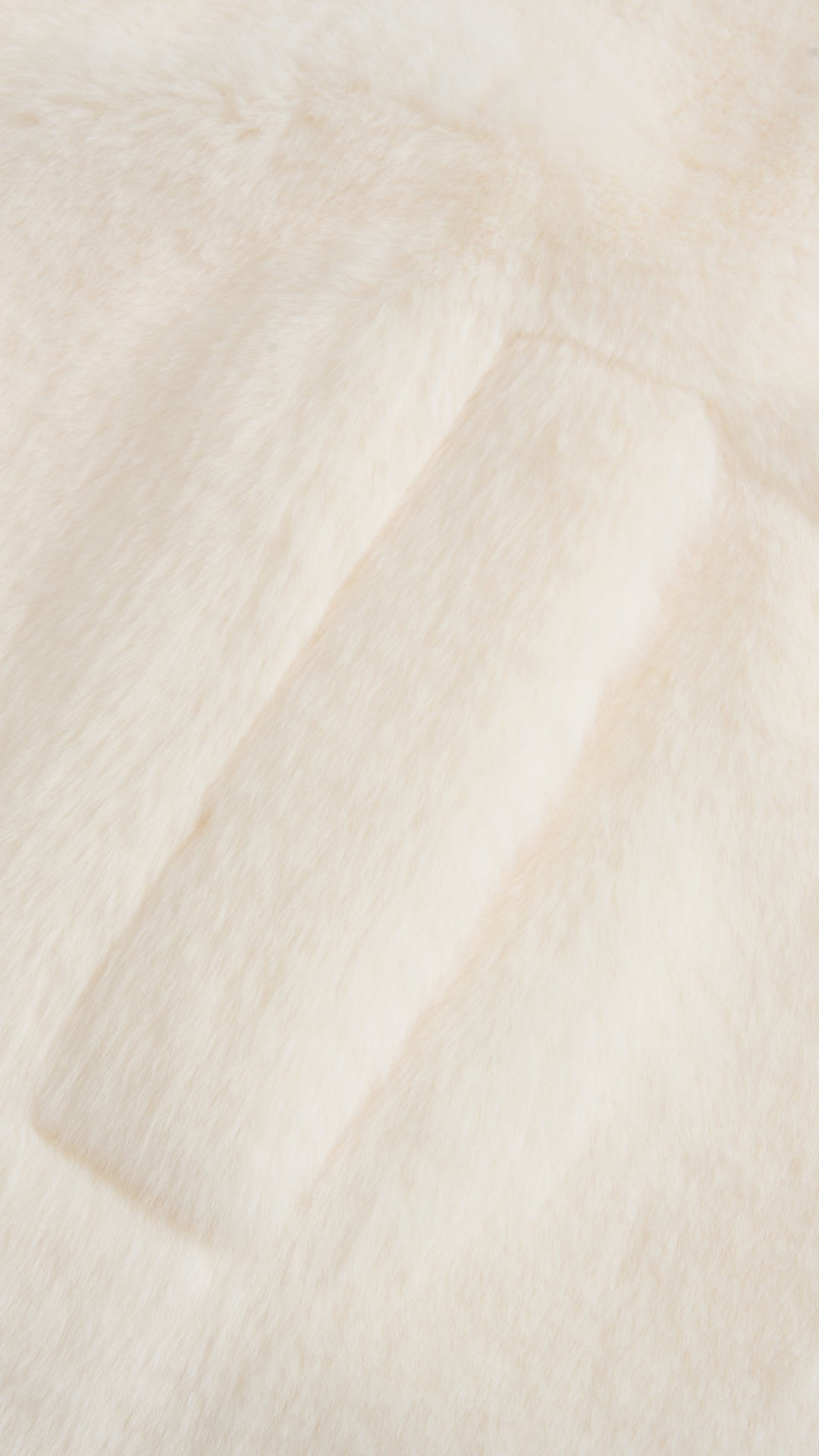 Cappotto medio in peluche sintetica con colletto a revers