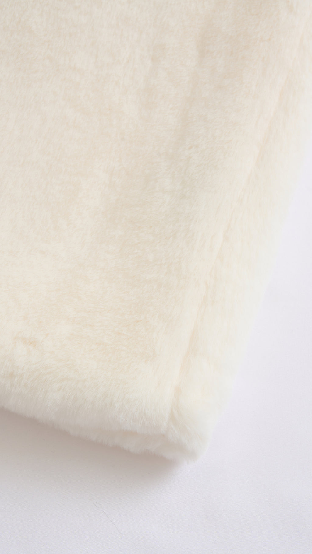 Cappotto medio in peluche sintetica con colletto a revers