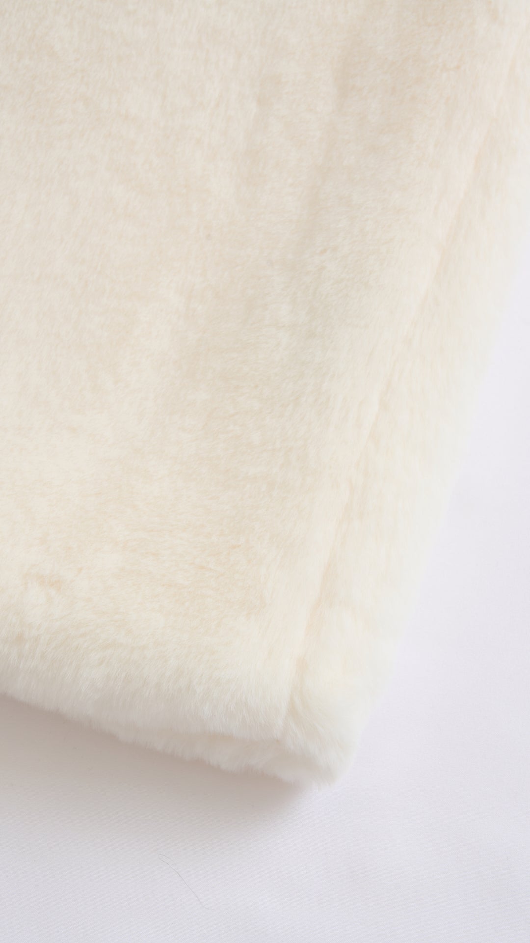 Cappotto medio in peluche sintetica con colletto a revers