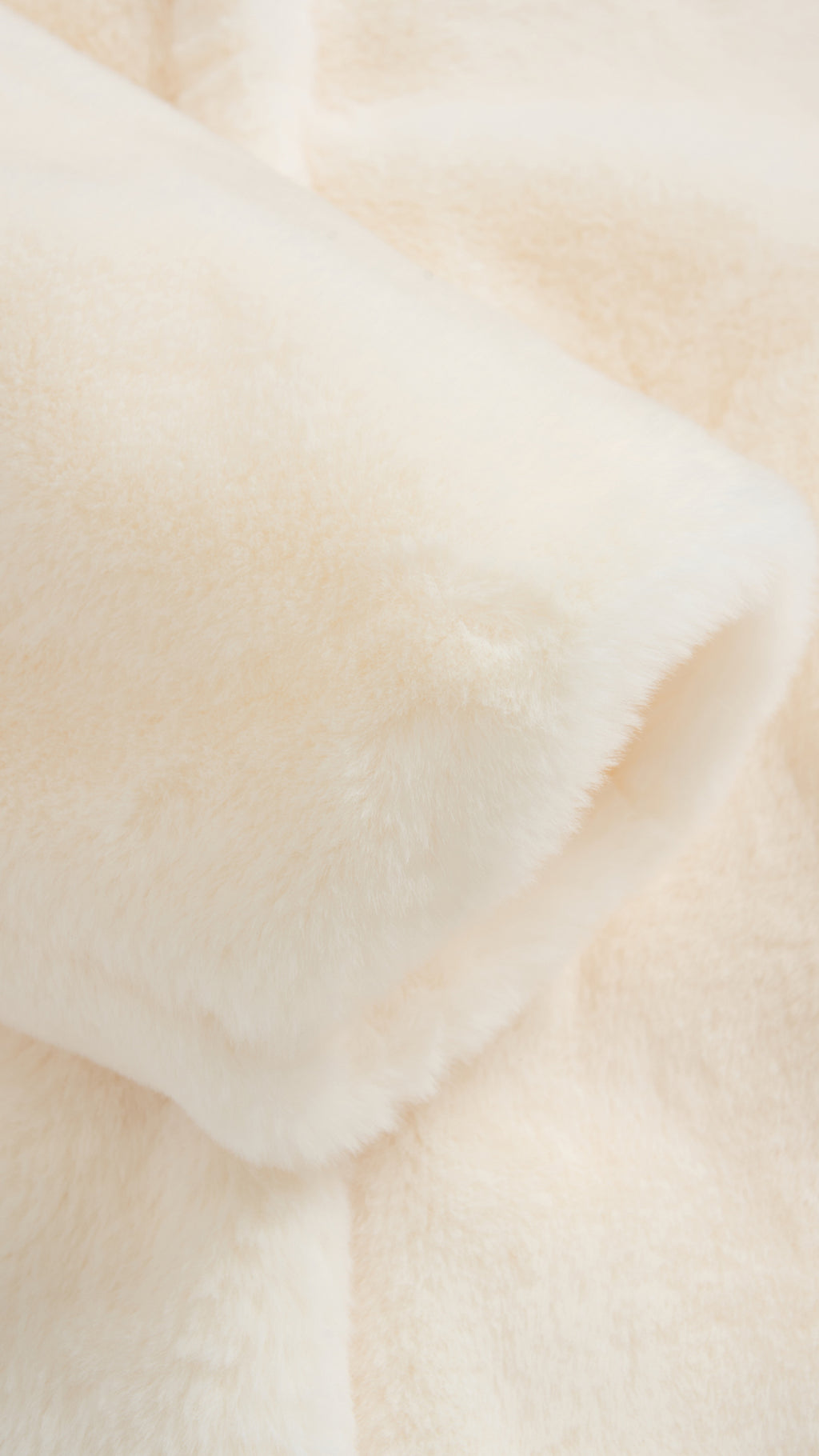 Cappotto medio in peluche sintetica con colletto a revers