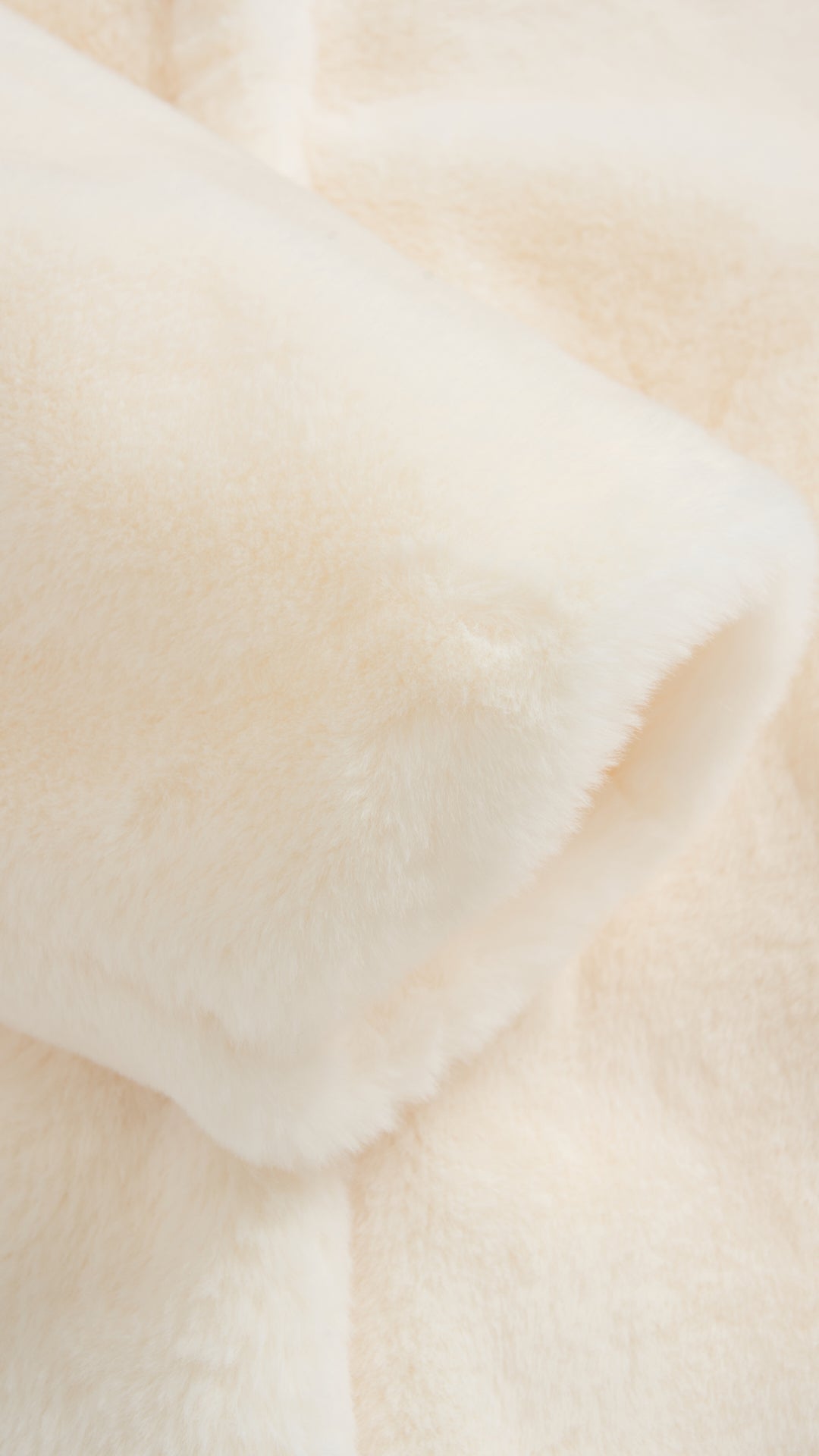 Cappotto medio in peluche sintetica con colletto a revers