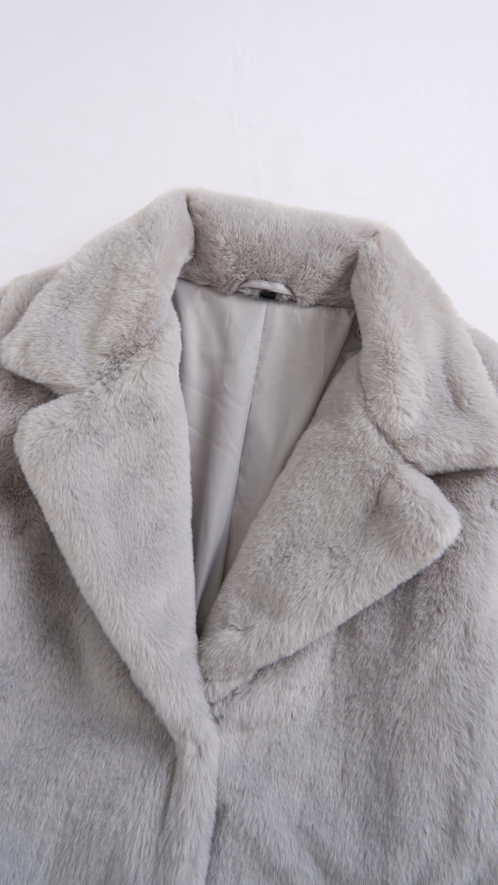 Cappotto medio in peluche sintetica con colletto a revers
