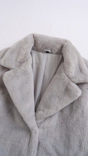Cappotto medio in peluche sintetica con colletto a revers