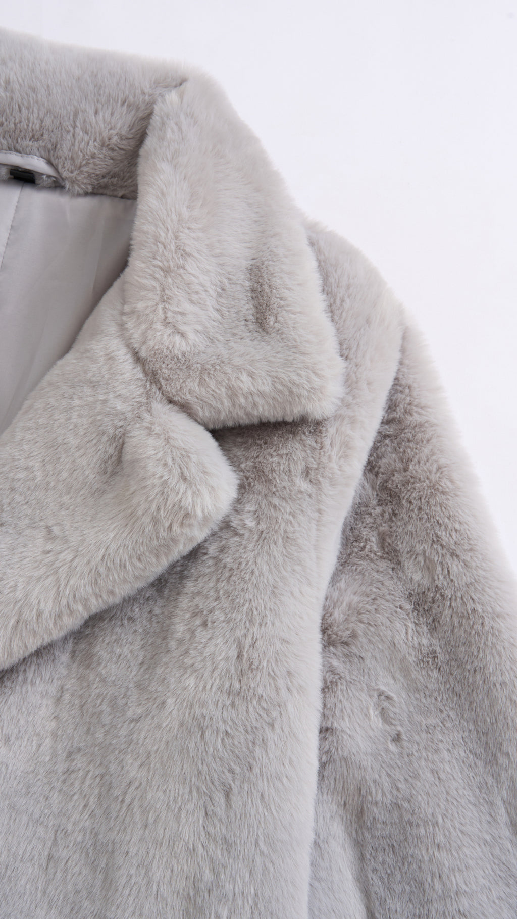 Cappotto medio in peluche sintetica con colletto a revers