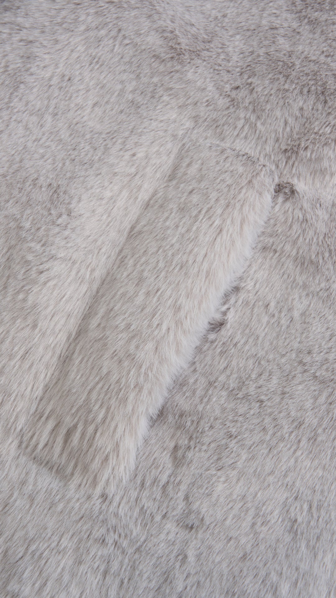 Cappotto medio in peluche sintetica con colletto a revers