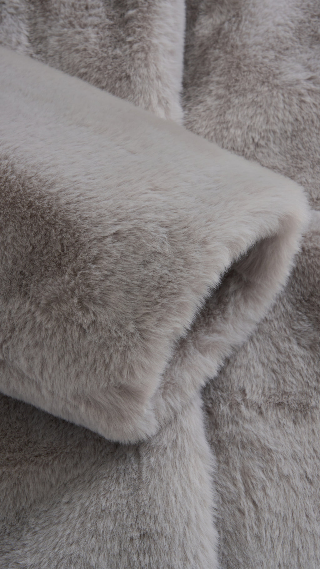 Cappotto medio in peluche sintetica con colletto a revers
