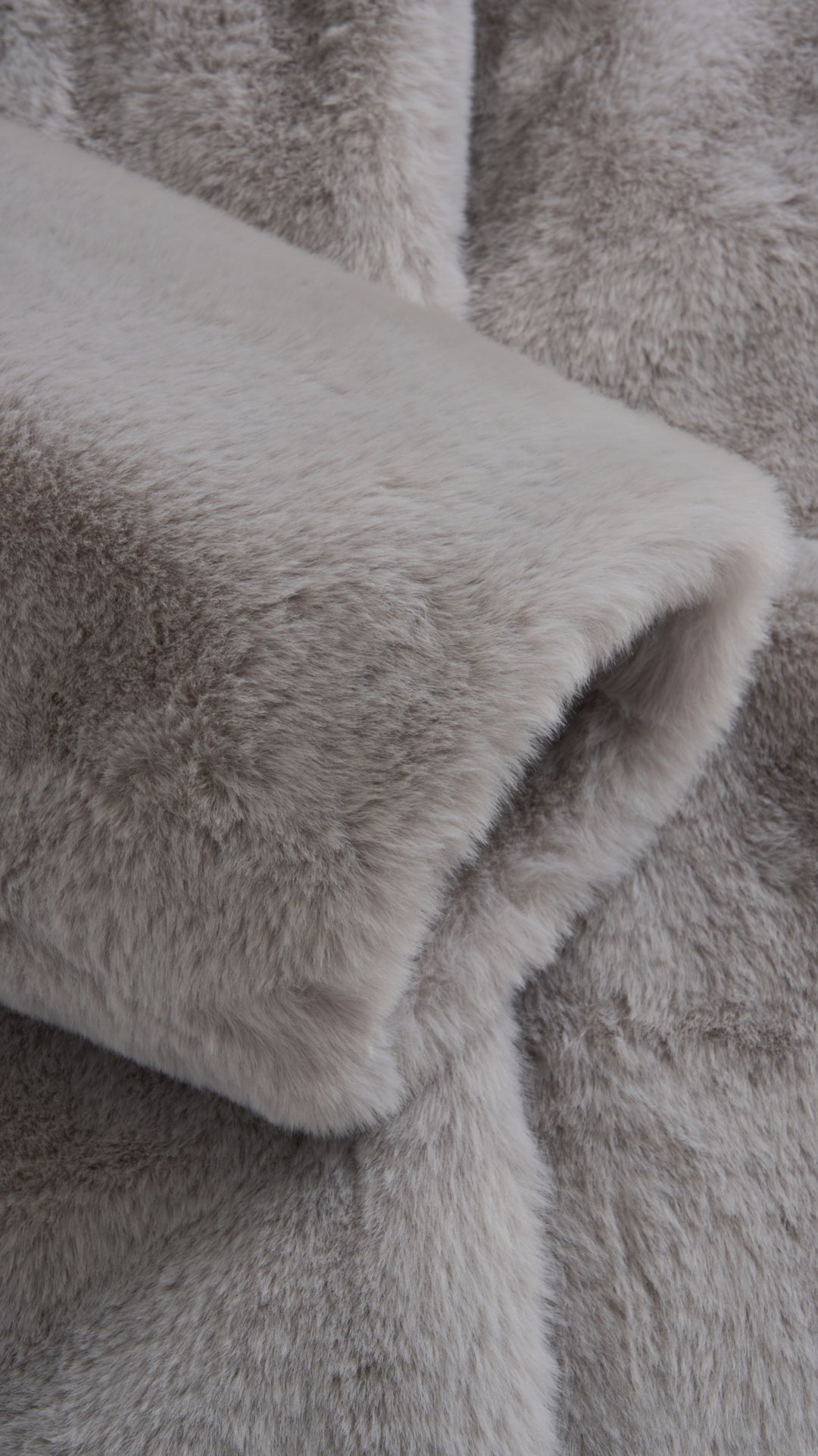 Cappotto medio in peluche sintetica con colletto a revers