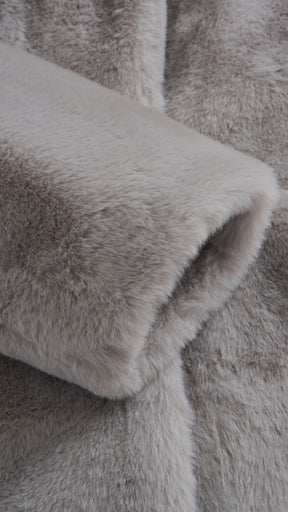 Cappotto medio in peluche sintetica con colletto a revers