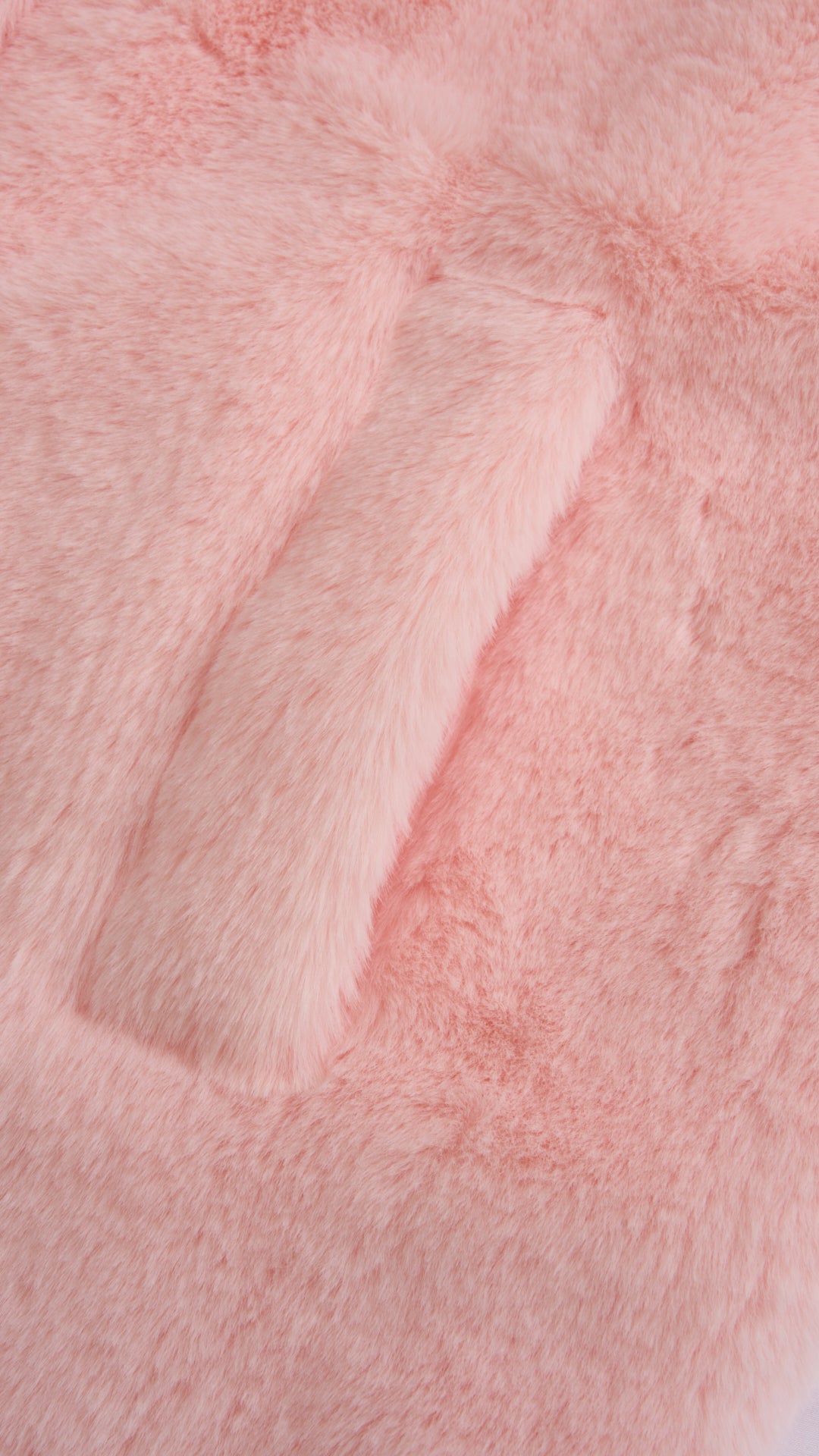 Cappotto medio in peluche sintetica con colletto a revers