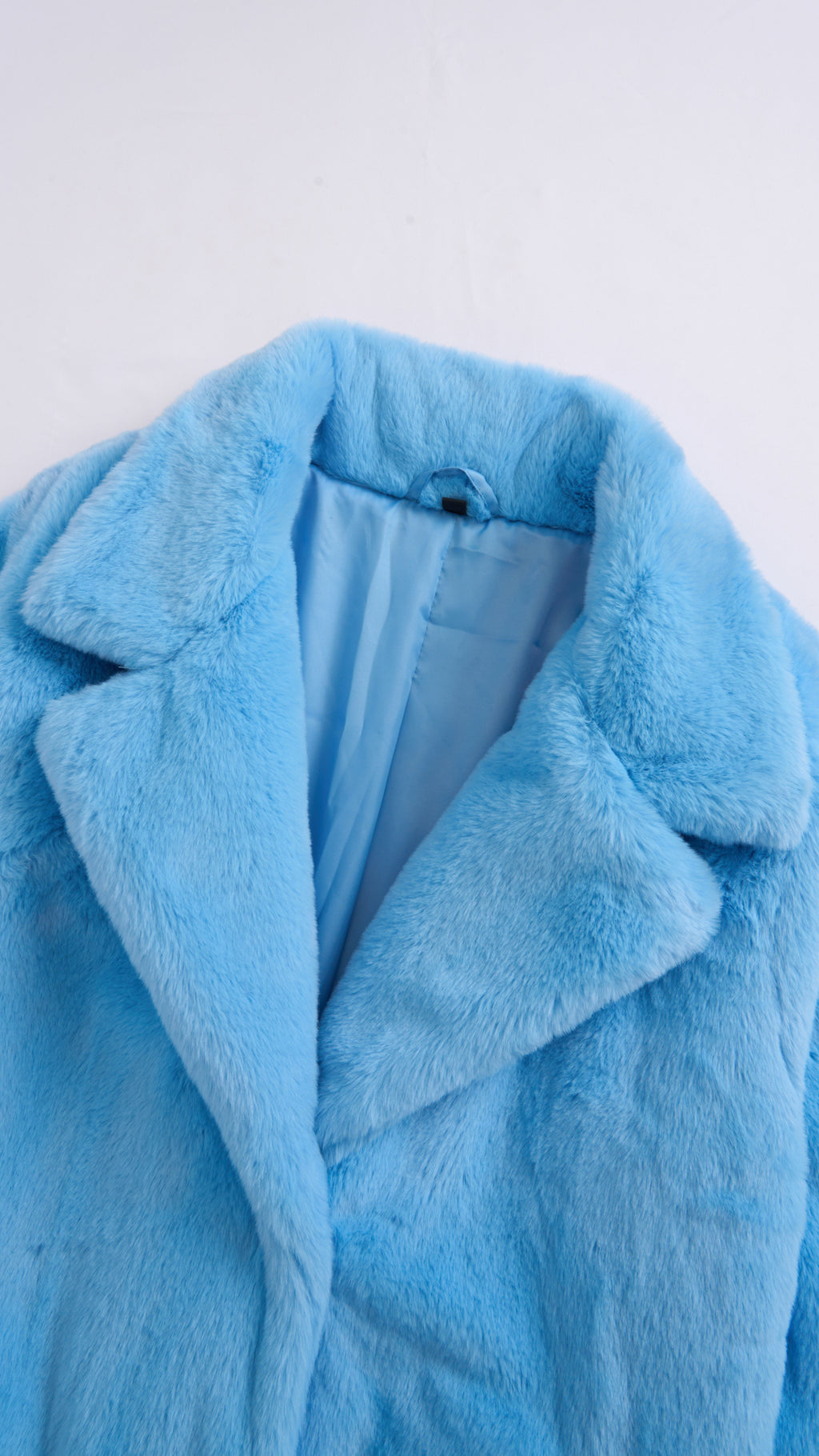 Cappotto medio in peluche sintetica con colletto a revers