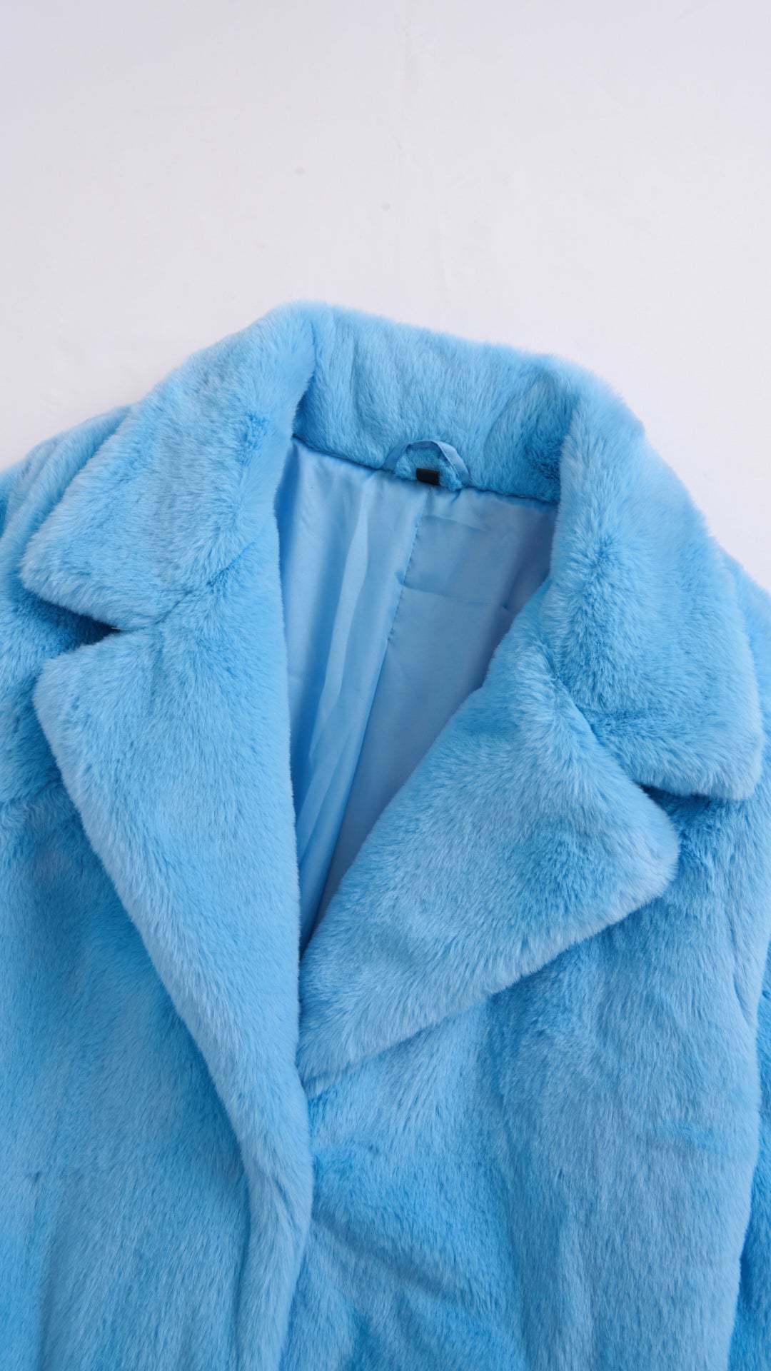 Cappotto medio in peluche sintetica con colletto a revers