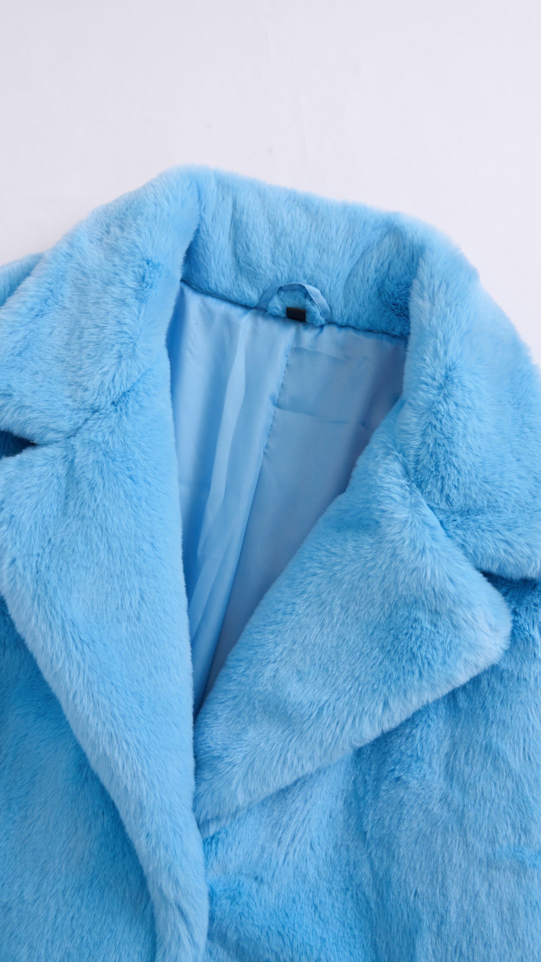 Cappotto medio in peluche sintetica con colletto a revers