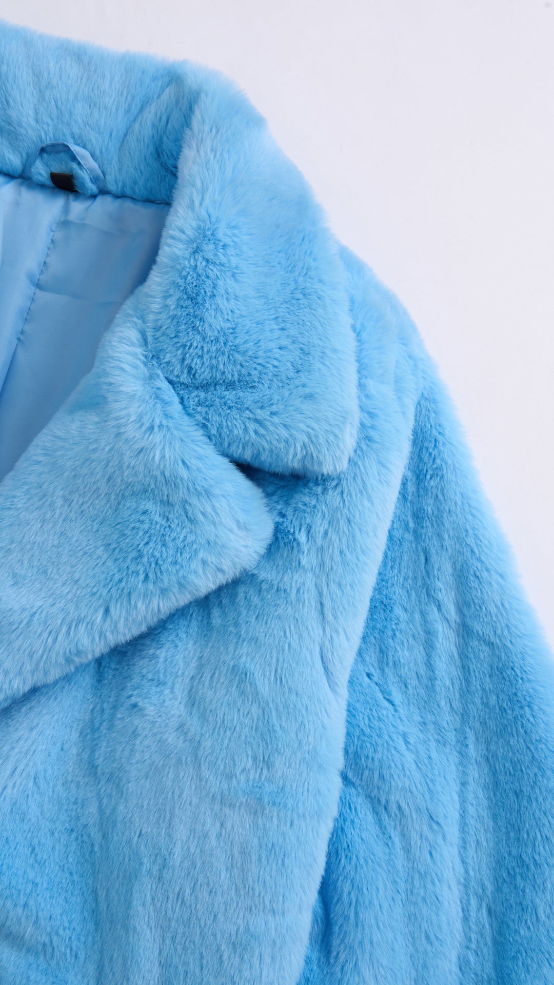 Cappotto medio in peluche sintetica con colletto a revers