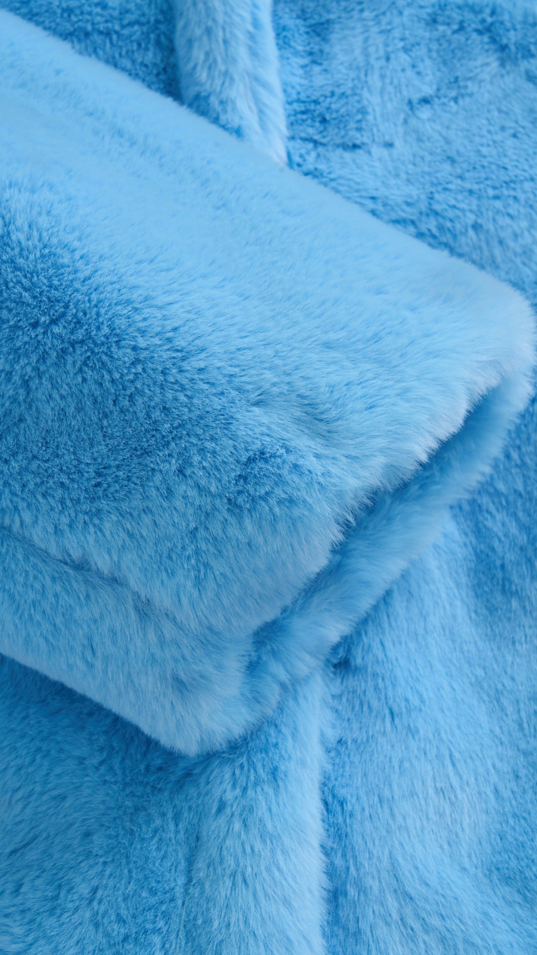 Cappotto medio in peluche sintetica con colletto a revers