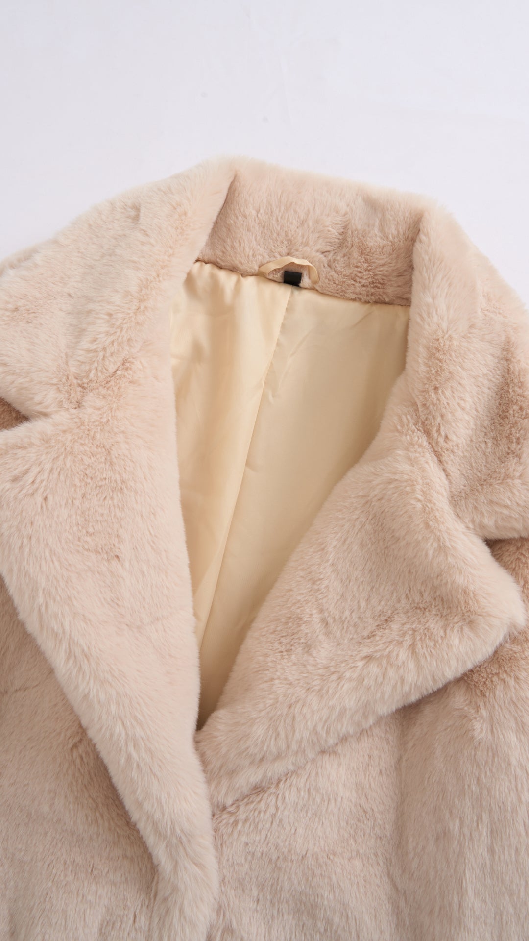 Cappotto medio in peluche sintetica con colletto a revers