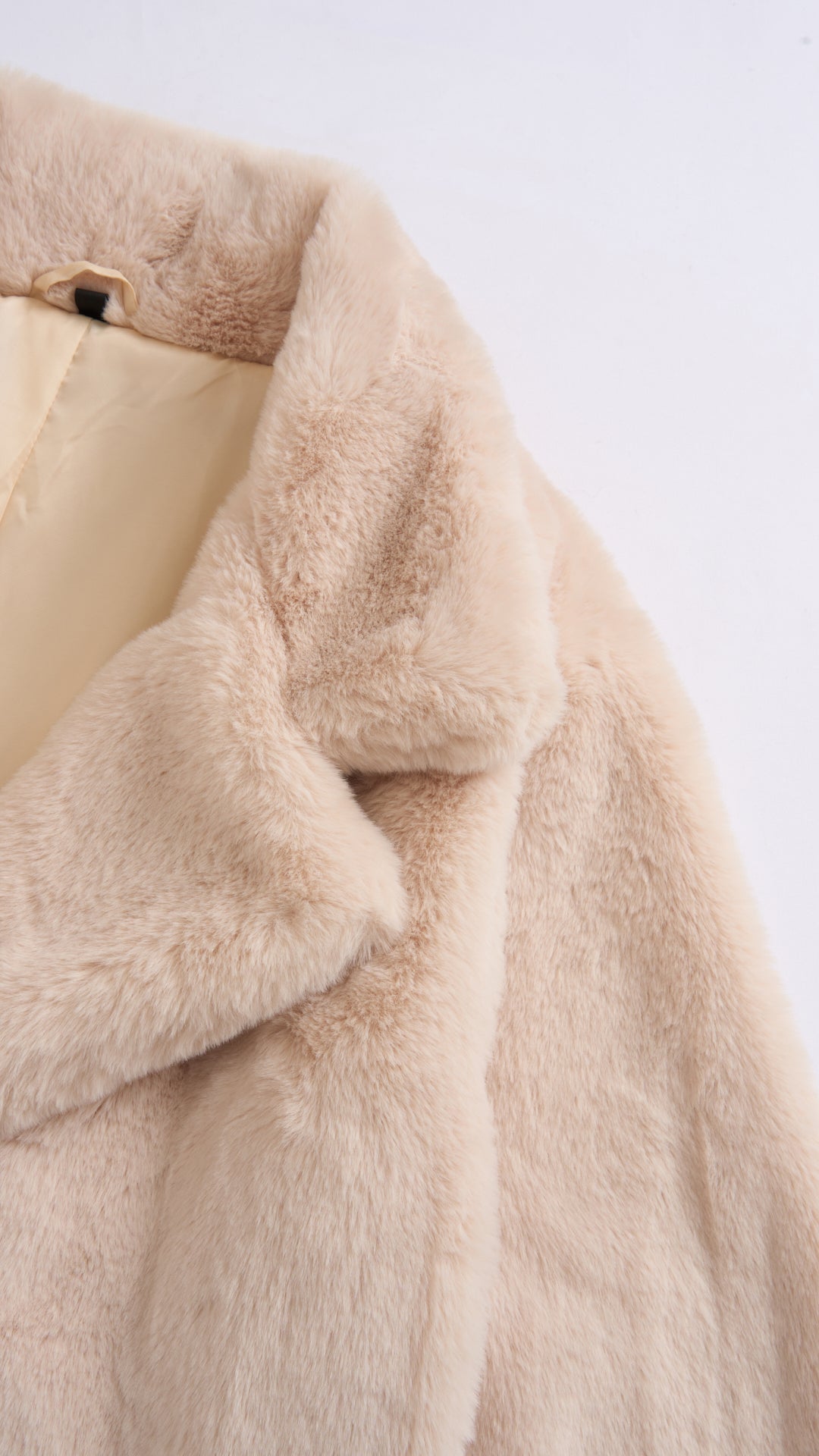 Cappotto medio in peluche sintetica con colletto a revers