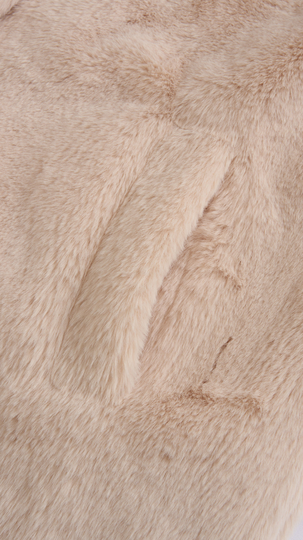 Cappotto medio in peluche sintetica con colletto a revers