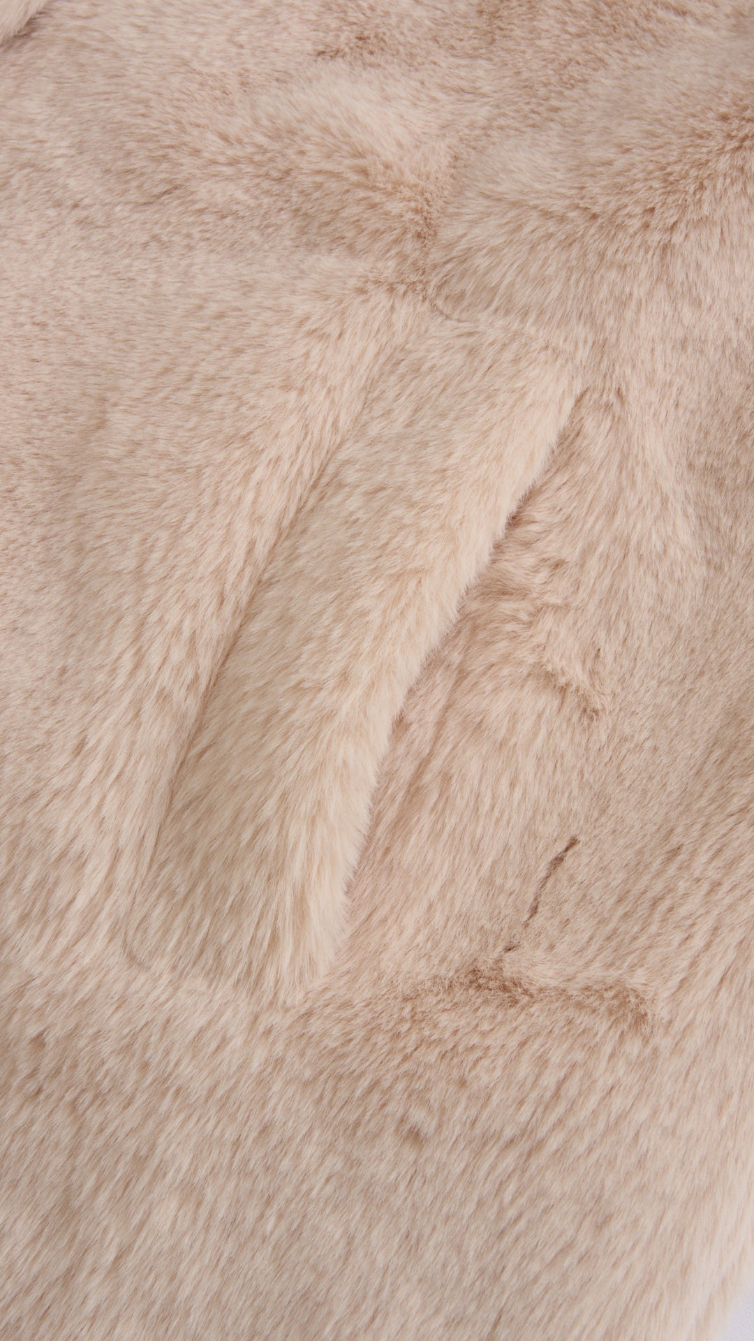 Cappotto medio in peluche sintetica con colletto a revers