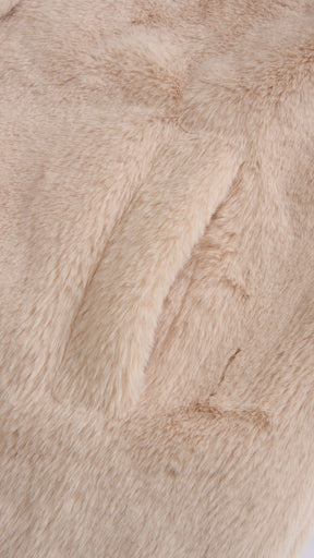 Cappotto medio in peluche sintetica con colletto a revers