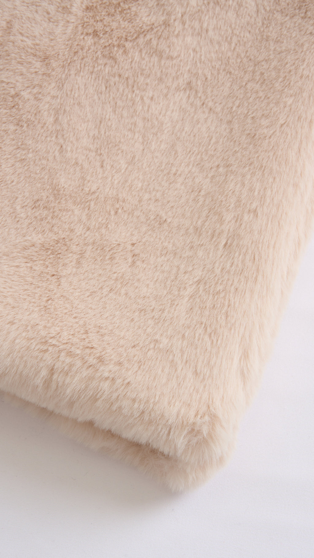 Cappotto medio in peluche sintetica con colletto a revers