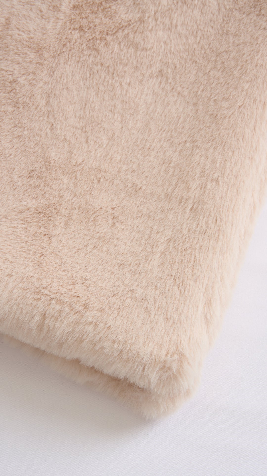 Cappotto medio in peluche sintetica con colletto a revers