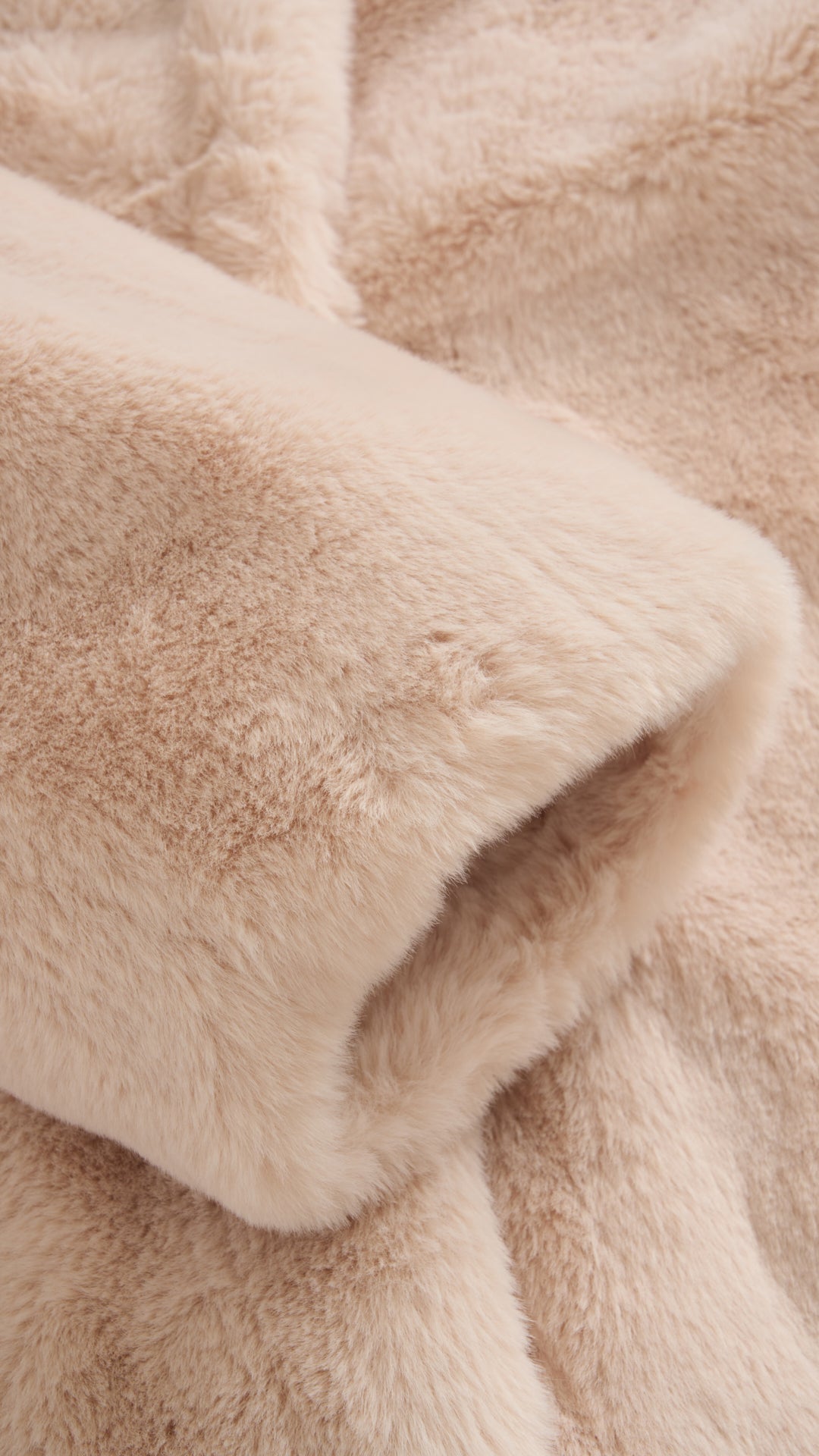 Cappotto medio in peluche sintetica con colletto a revers