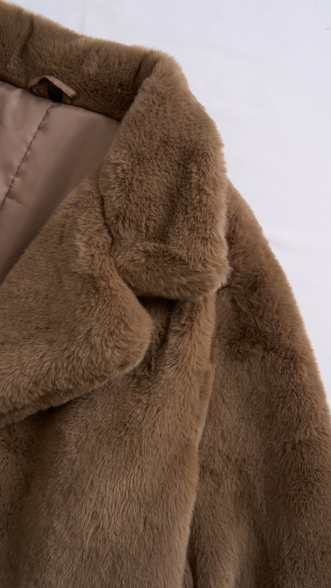 Cappotto medio in peluche sintetica con colletto a revers