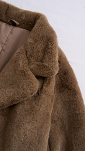 Cappotto medio in peluche sintetica con colletto a revers