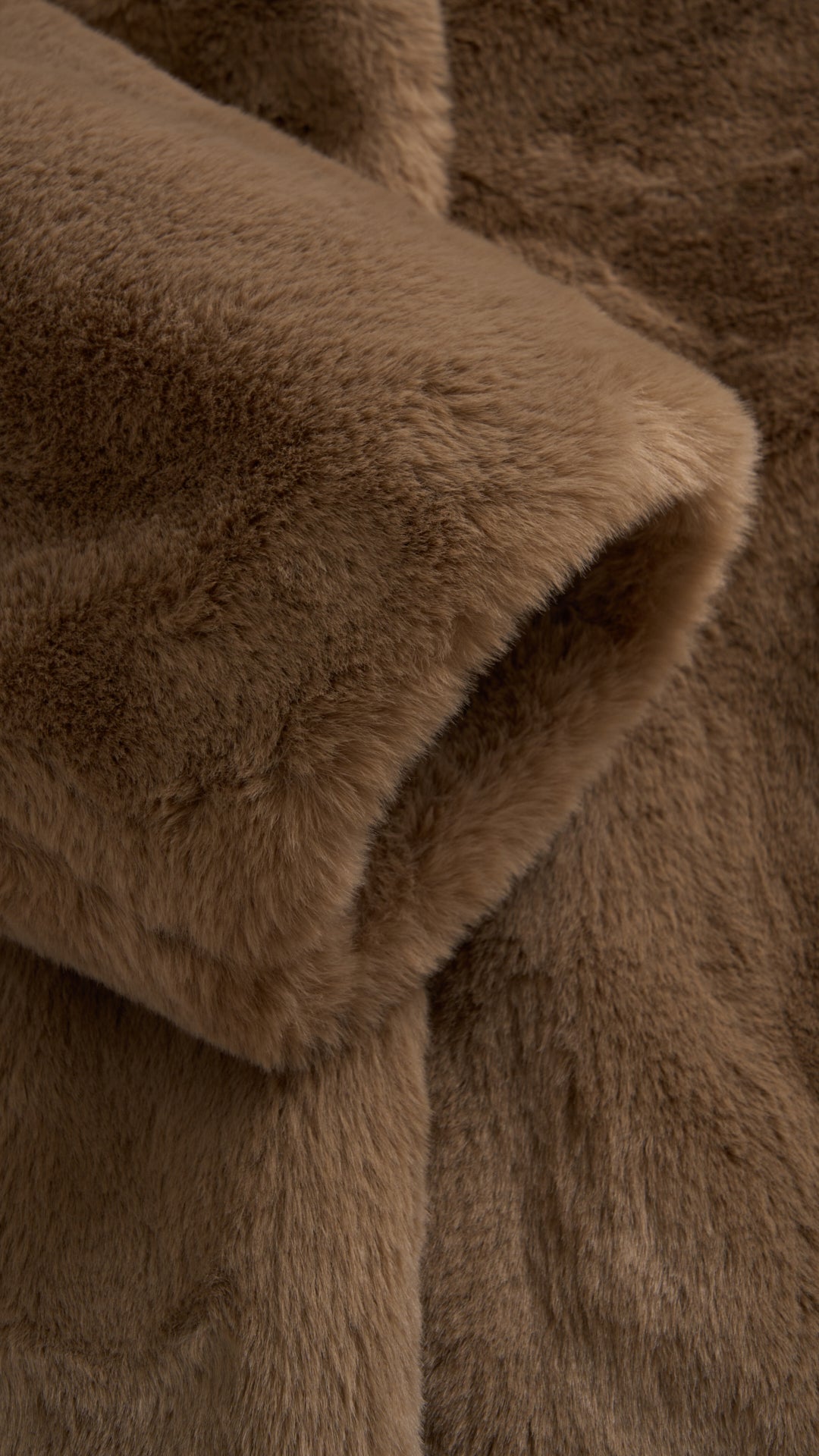 Cappotto medio in peluche sintetica con colletto a revers