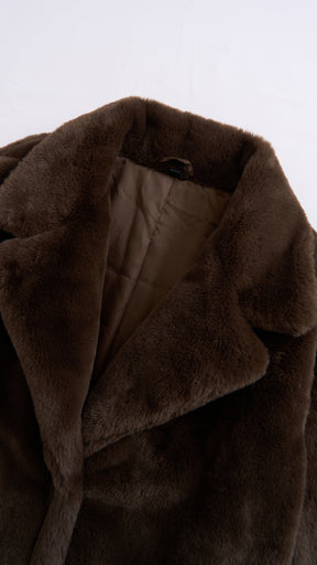 Cappotto medio in peluche sintetica con colletto a revers