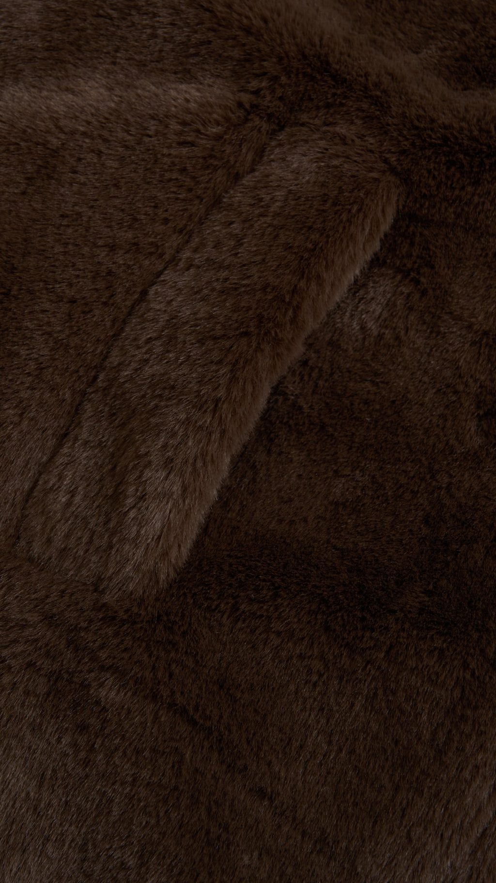 Cappotto medio in peluche sintetica con colletto a revers