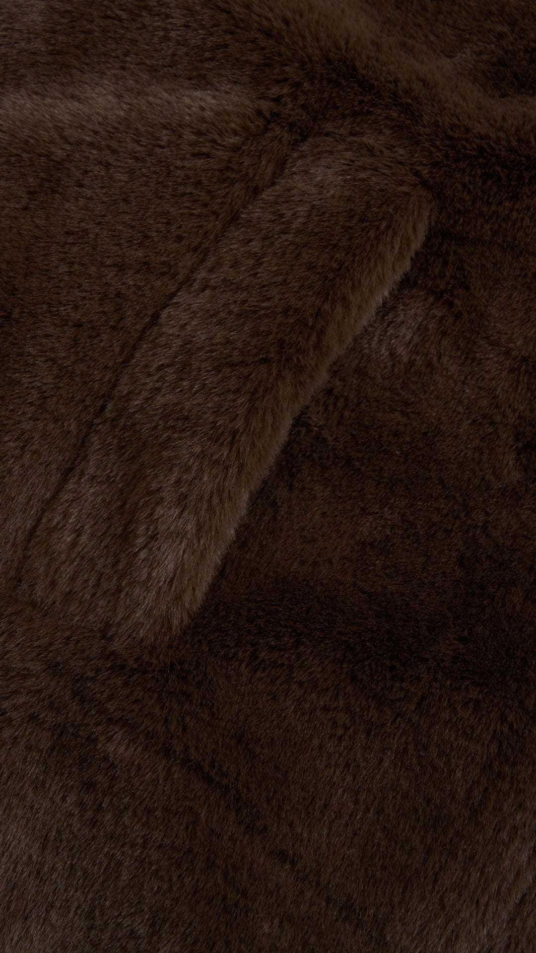 Cappotto medio in peluche sintetica con colletto a revers