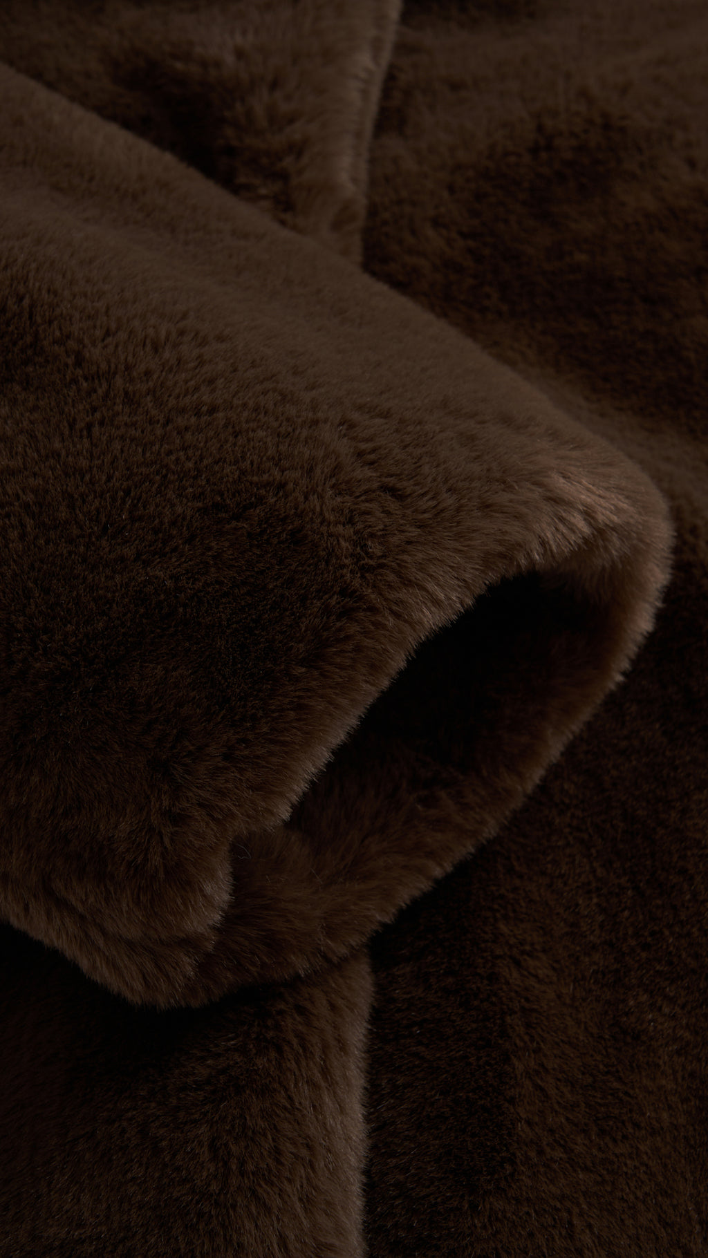 Cappotto medio in peluche sintetica con colletto a revers