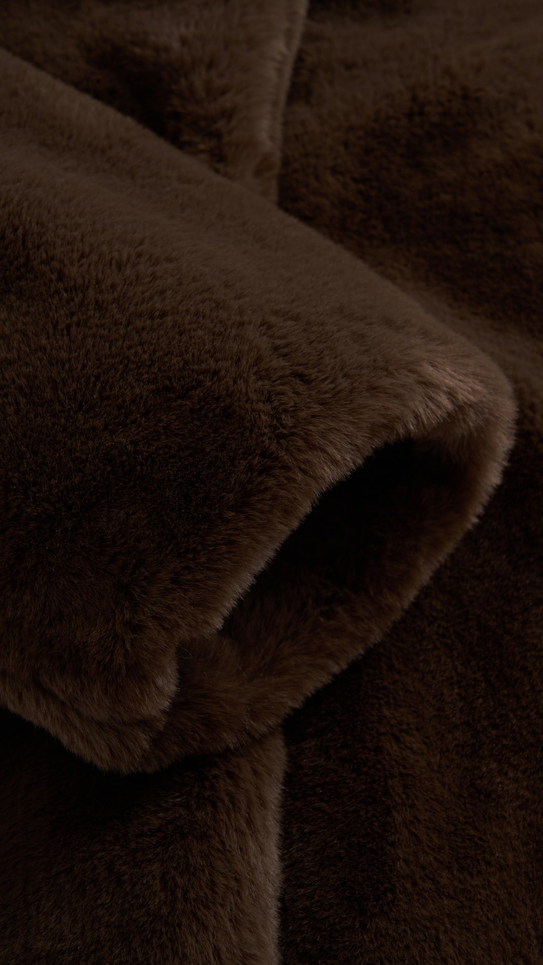 Cappotto medio in peluche sintetica con colletto a revers