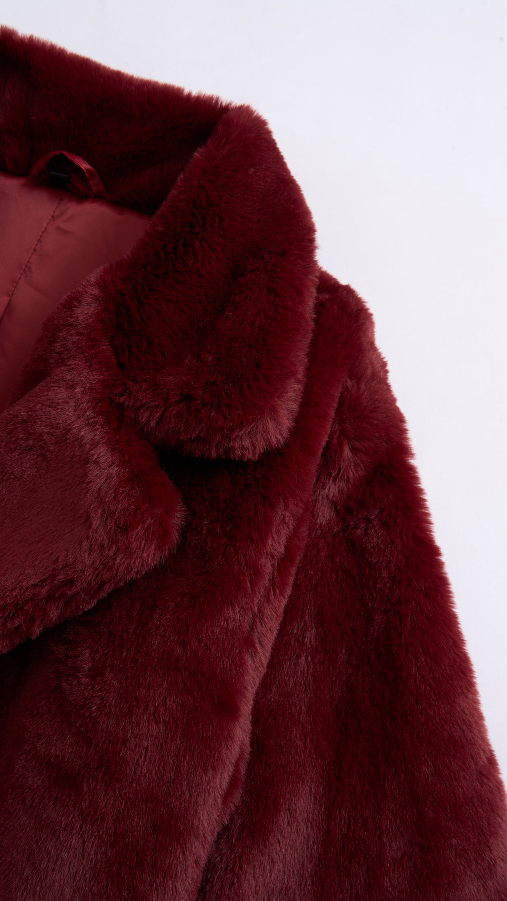 Cappotto medio in peluche sintetica con colletto a revers