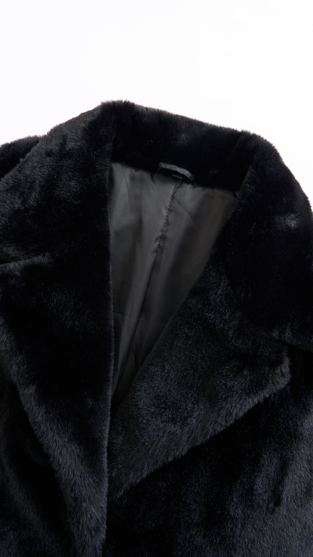 Cappotto medio in peluche sintetica con colletto a revers