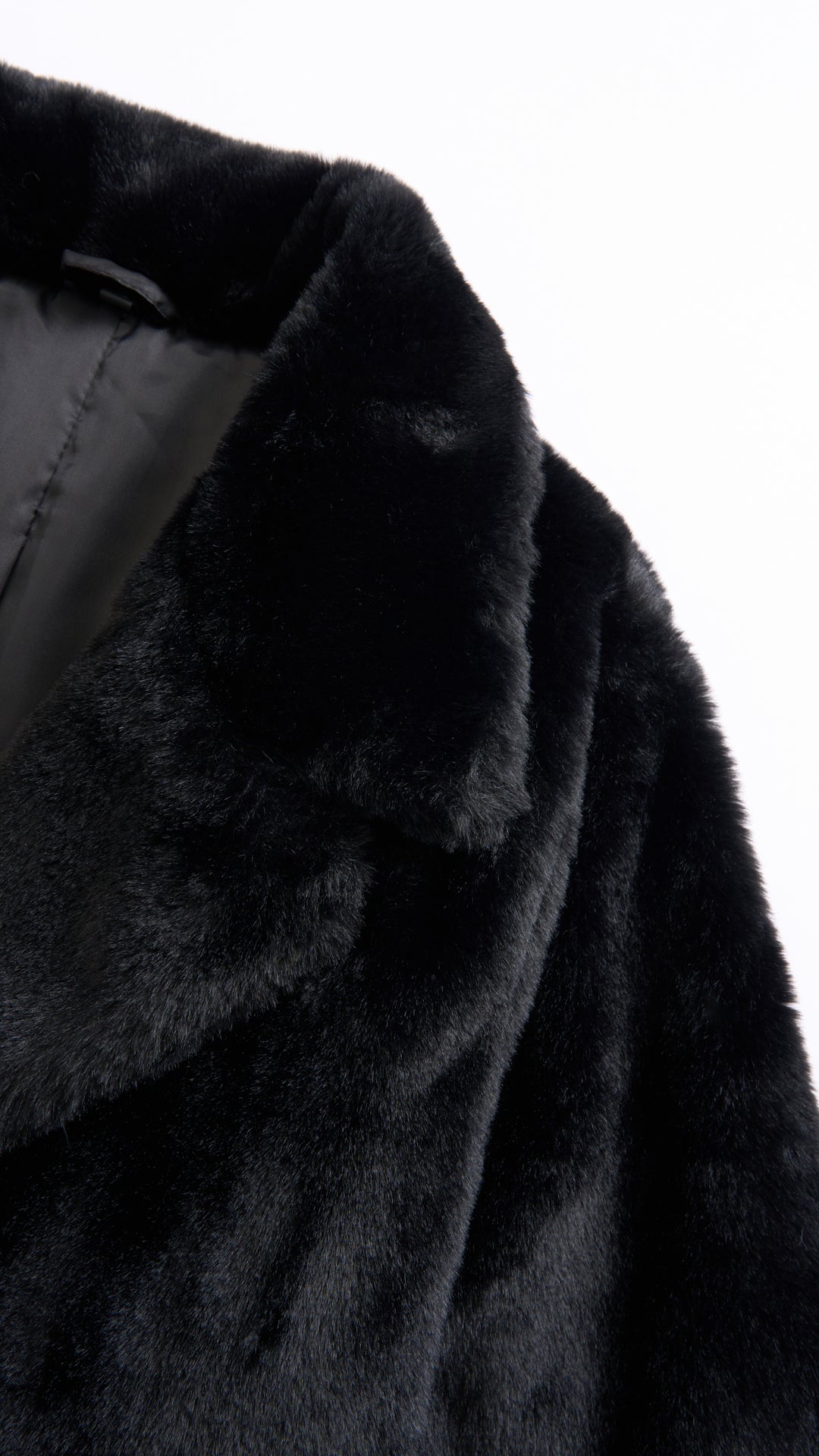Cappotto medio in peluche sintetica con colletto a revers