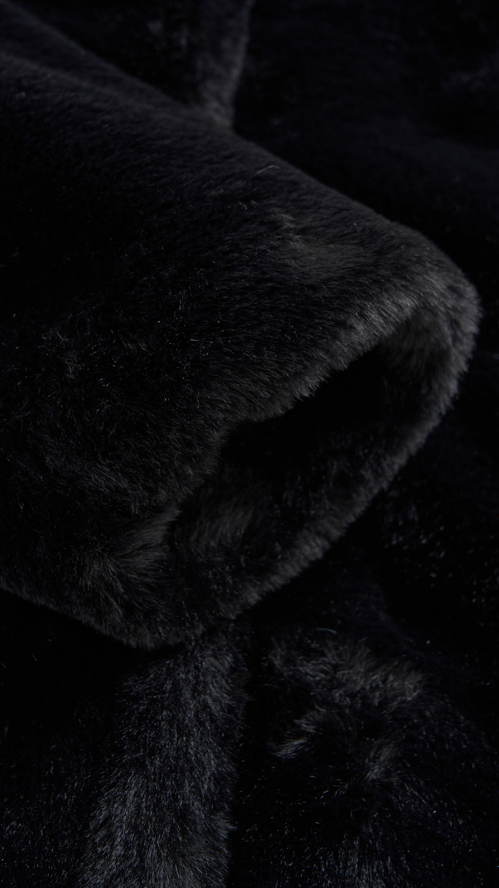 Cappotto medio in peluche sintetica con colletto a revers